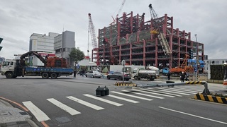 三重貨車未降吊臂勾到電纜  扯斷號誌桿幸無人傷