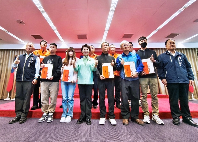 台中新光三越氣爆英勇救災 盧秀燕頒獎金表揚11人 | 華視新聞