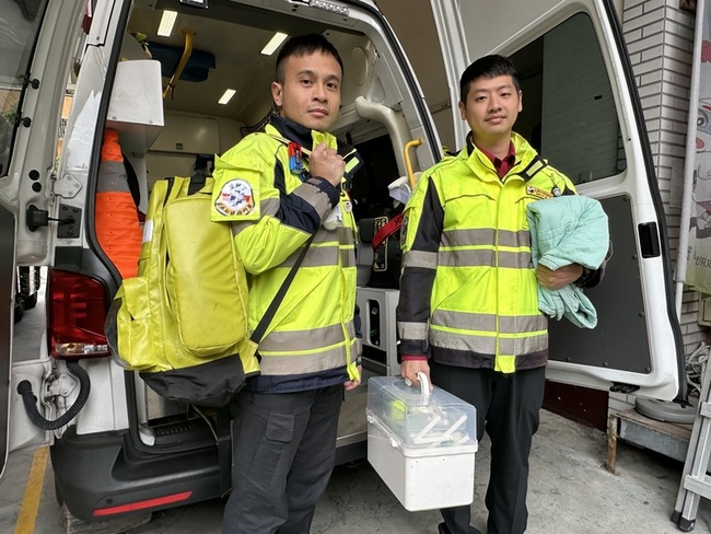 台中新光三越氣爆  暖心消防員守護死者最後尊嚴 | 華視新聞