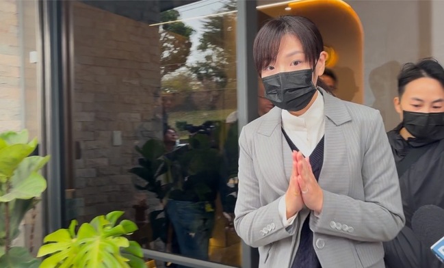 柯文哲父親辭世 高虹安到場不發一語 | 華視新聞