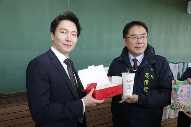 韓職樂天巨人隊台南春訓 黃偉哲攜美食探視 | 華視新聞