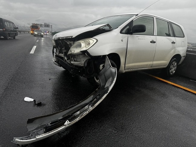 疑未保持安全車距 國道5號2車追撞2駕駛送醫 | 華視新聞