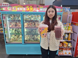 超商減輕勞務量成趨勢 萊爾富推DIY果昔機