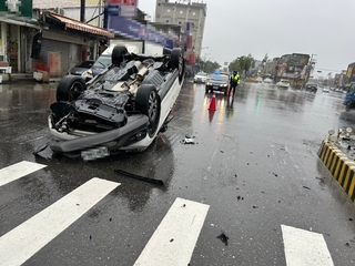 宜蘭車自撞分隔島釀2傷  疑空調故障窗起霧肇事