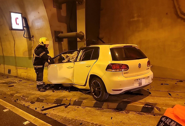 國道6號國姓路段小客車自撞隧道牆  駕駛送醫不治 | 華視新聞