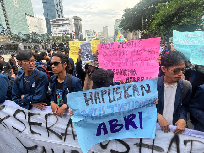 印尼削減預算惹議 學生反政府示威全國遍地開花 | 華視新聞