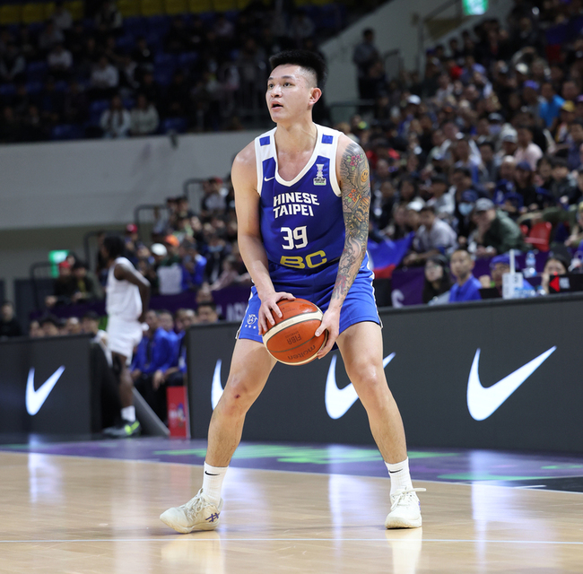 盧峻翔飆進致勝三分  興奮比手錶手勢與球迷互動 | 華視新聞