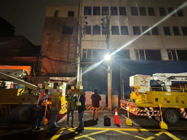 三重台電包商吊檢變壓器遭電擊 1人送醫搶救昏迷 | 華視新聞