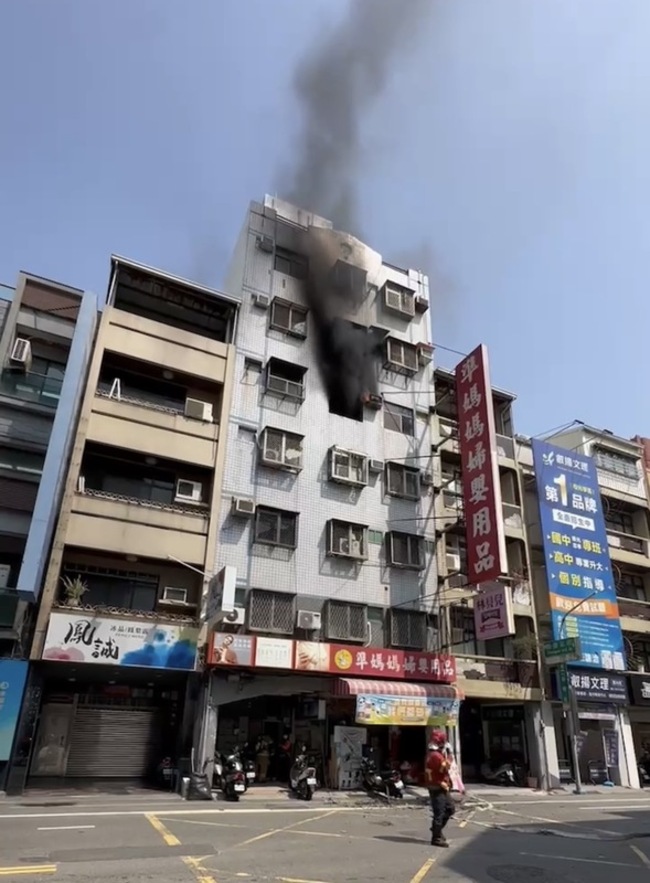 台南東區公寓大樓火警緊急疏散 1人嗆傷送醫 | 華視新聞