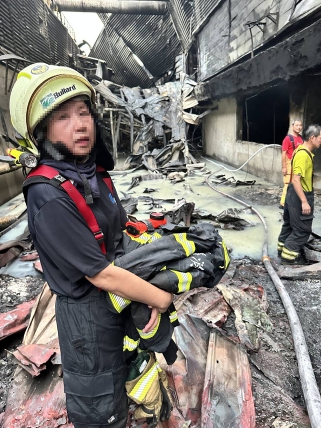 曾支援高雄氣爆明揚大火 特搜女義消過馬路遭撞死 | 華視新聞