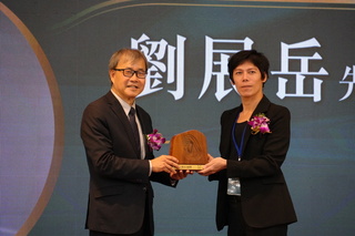 劉展岳在法國教台語  獲本土語言傑出貢獻獎