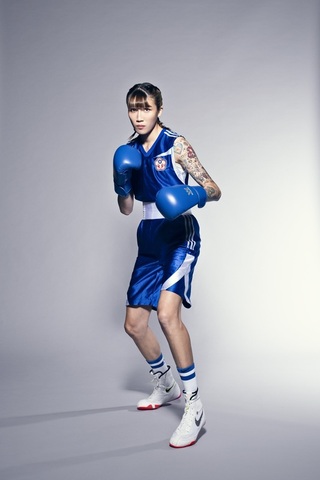 脫拳擊手套改拿麥克風  黃筱雯甘家葳登大港開唱