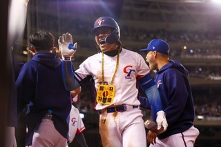 「國防部長」張育成轟2分砲  台灣2比4落後西班牙