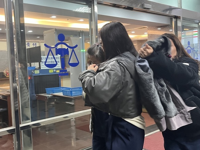 冠軍建材董事長夫婦涉逃漏稅起訴 妻800萬元交保 | 華視新聞