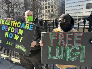 美槍殺保險公司執行長嫌犯出庭 鐵粉不離不棄