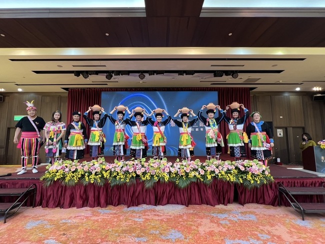 傳承族語歌聲  杵音文化藝術團獲傑出團體貢獻獎 | 華視新聞