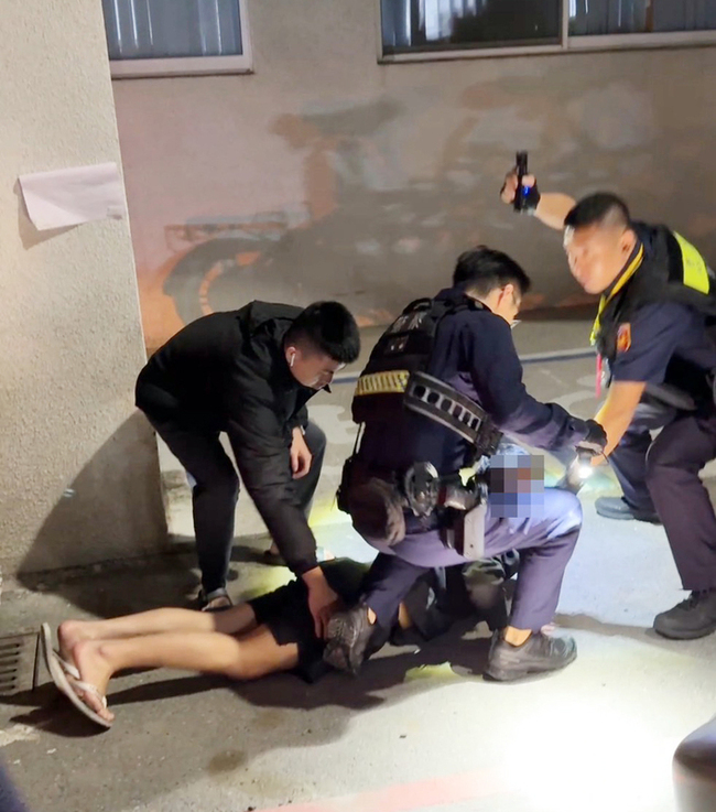 台南女投資虛擬貨弊遭騙356萬元  警逮2車手送辦 | 華視新聞