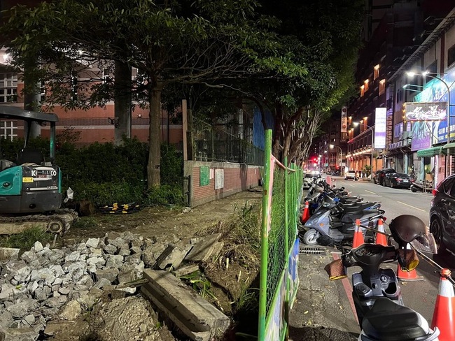 竹市三民國中臨時人行道停滿汽機車  市府通知移車 | 華視新聞