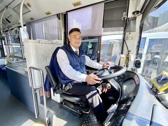 布農族駕駛公車樂助乘客 獲中市愛心服務獎表揚 | 華視新聞