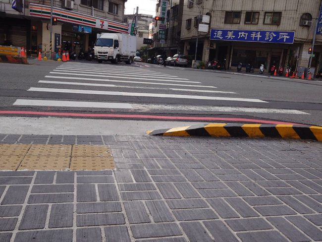 議員質疑人行道致傷害求償案增 中市府：定期檢修 | 華視新聞