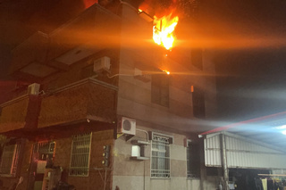 台南新化透天厝火警8人急撤 1男嗆傷送醫