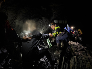 尖石野溪泡湯溪水暴漲 竹警助2人脫困