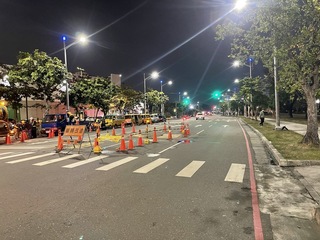 高雄路面1公尺坑洞致車損 水利局開挖修復