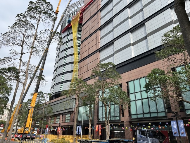 台中新光三越搭防墜網清外牆 研擬第二賣場短期安置 | 華視新聞