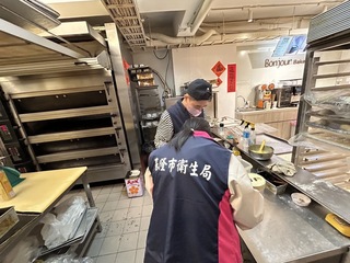 被爆麵包有蟑螂 基隆衛生局到店稽查未見病媒命限改