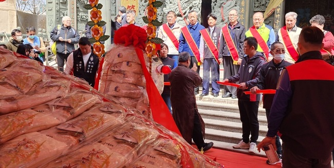 澎湖最大米包龜 發給湖西鄉親弱勢民眾分享平安 | 華視新聞