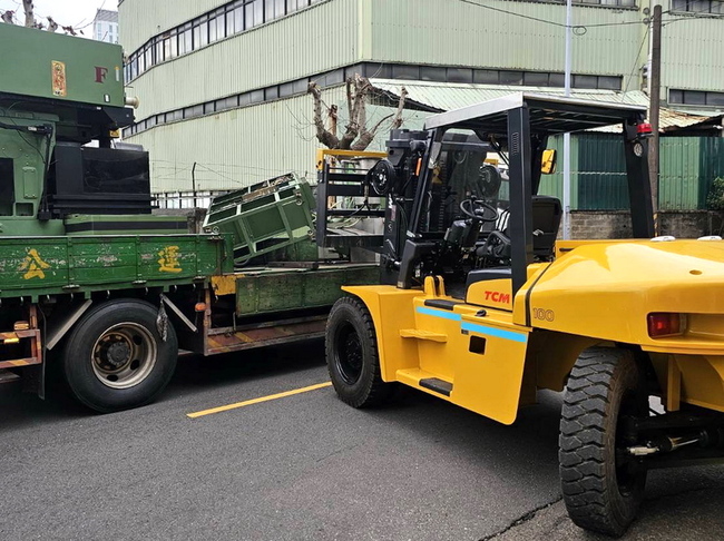 新北堆高機卸貨  掉落機器砸到貨車司機送醫不治 | 華視新聞