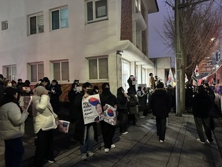 尹錫悅彈劾案最終辯論 支持者場外高呼駁回