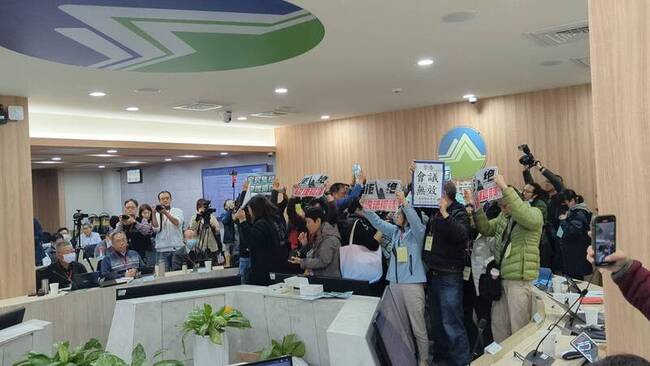 四接環評支持反對方爆衝突 會議中斷 | 華視新聞