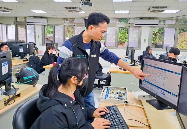 職訓助攻 新聞編輯成功轉型網路工程師 | 華視新聞