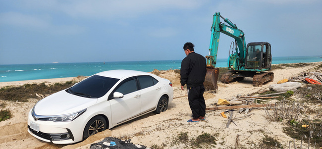 租車客遊天堂路太信導航困沙灘 澎湖警找怪手助脫困 | 華視新聞