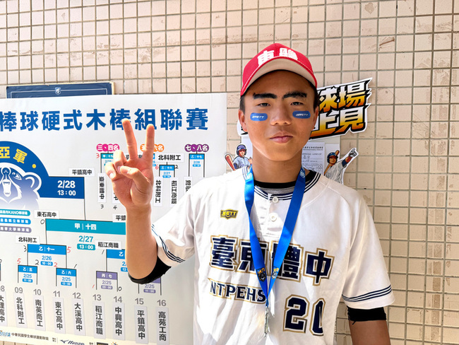 高一方品嚴「濃眉」亮相 木棒聯賽敲關鍵二壘打 | 華視新聞