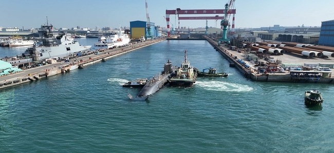 海鯤軍艦完成傾側、準潛航試驗 移至測試碼頭 | 華視新聞