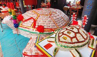 澎湖天后宮大米包龜  分贈弱勢團體送愛心