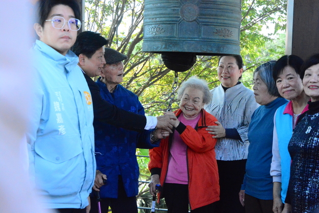 228事件花蓮百歲受難者敲鐘 盼一切歸於和平 | 華視新聞