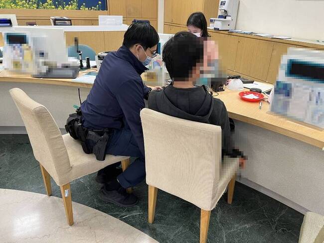 男子謊稱匯款買精品包  中市警攔阻加密貨幣詐騙 | 華視新聞