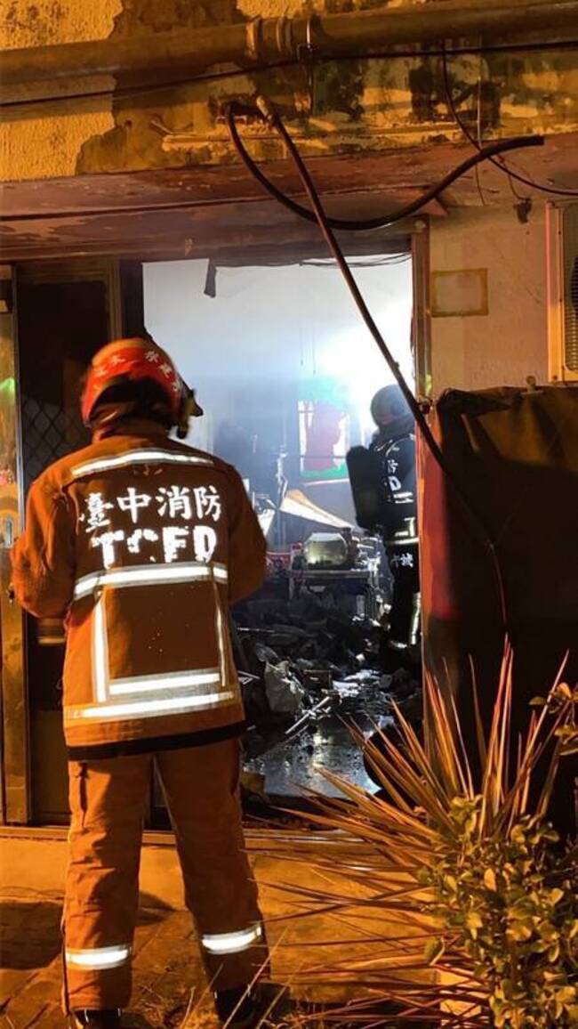 台中集合住宅凌晨火警 2人救出命危送醫 | 華視新聞