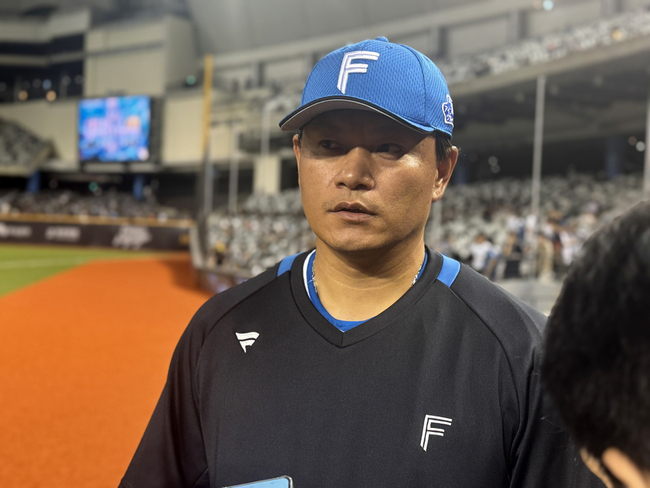 潘威倫披火腿球衣任客座教練 與統一獅打交流賽 | 華視新聞