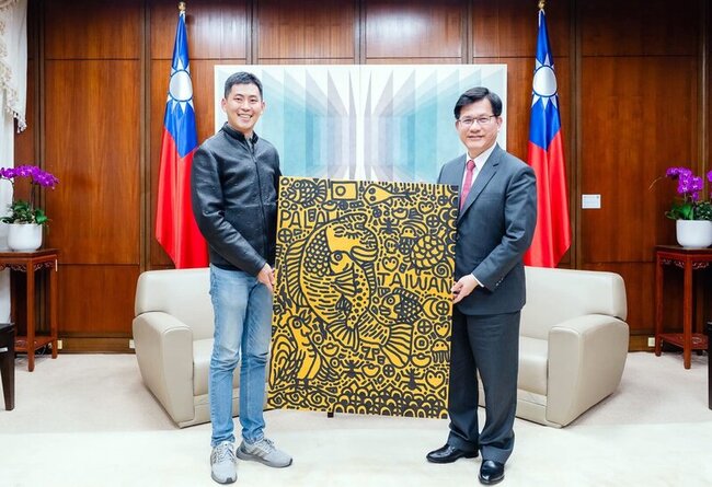 民間創作台帛國寶魚相擁畫  林佳龍將贈帛琉總統 | 華視新聞