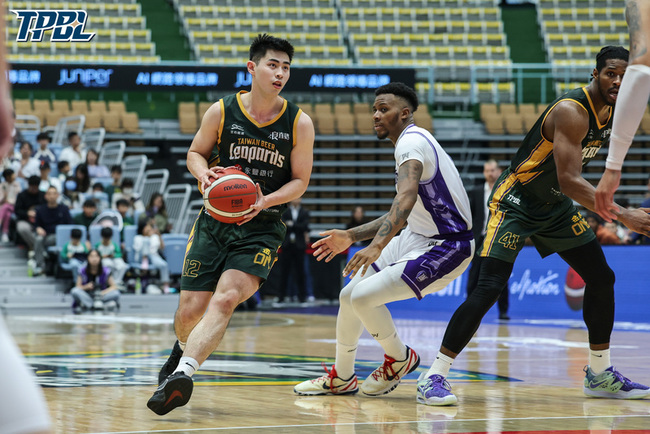 TPBL林信寬連兩戰轟破20分  雲豹主場宰攻城獅 | 華視新聞