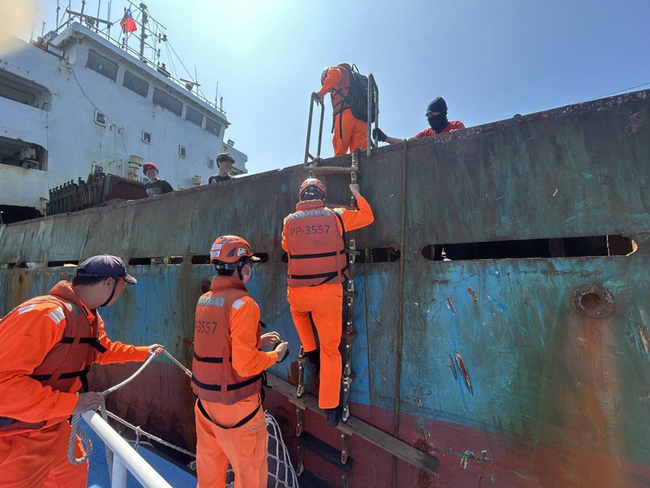 可疑貨輪再出沒高雄海域  海巡二度登檢確認無疑慮 | 華視新聞