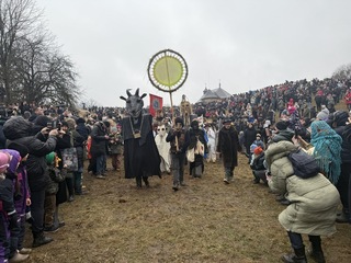 立陶宛傳統慶典迎春  民眾扮鬼怪嚇跑寒冬