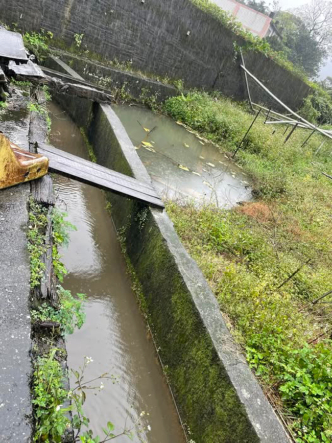 弟倒臥新北金山水溝身亡  兄指脖有勒痕懷疑他殺 | 華視新聞