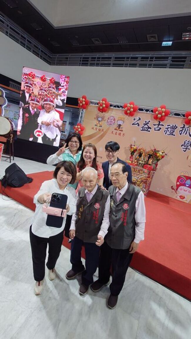 嘉市寶寶古禮抓周 結合AR科技虎帽自拍萌翻全場 | 華視新聞