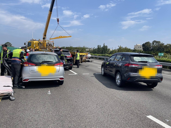 國道1號彰化員林路段5車追撞 1乘客胸悶送醫 | 華視新聞