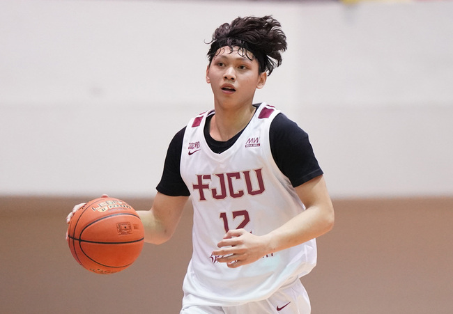 UBA李盛新連3年前進小巨蛋 轉披輔大戰袍成幸運星 | 華視新聞